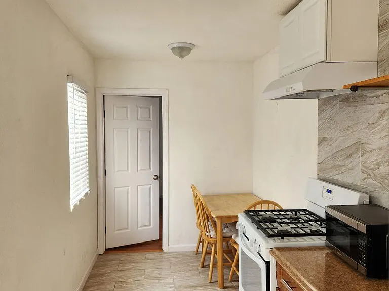 1110 W 39th Pl #B — Photo 6