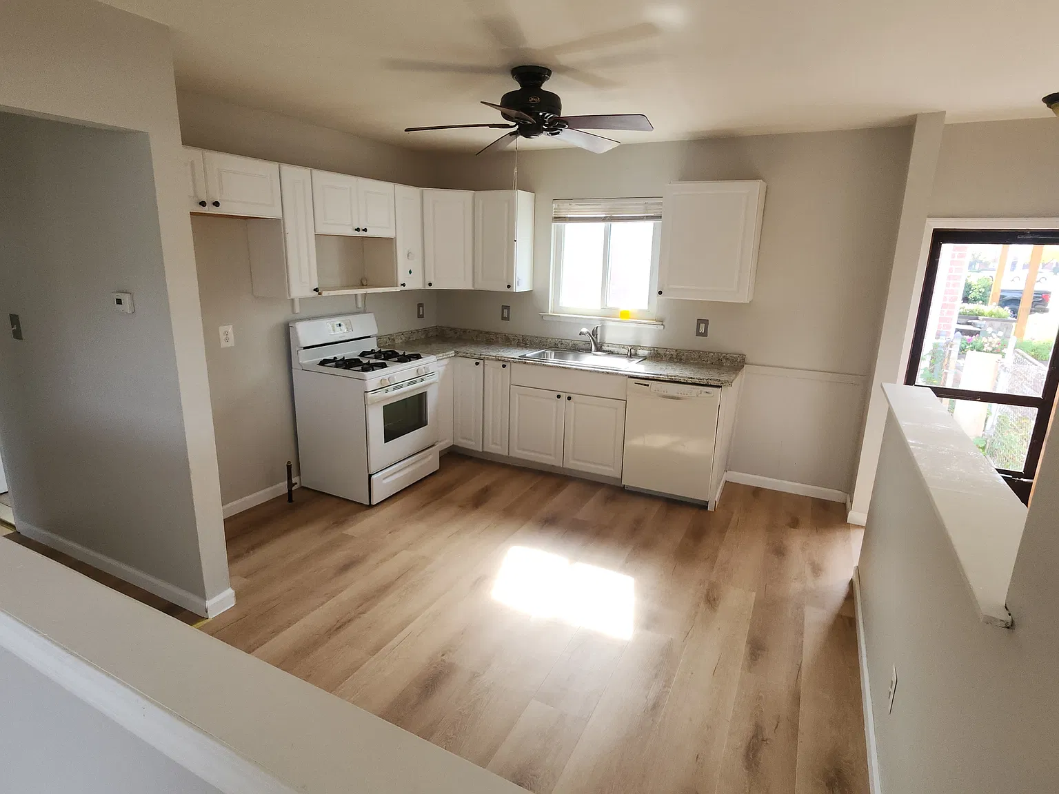 3 bed, 1000 sqft, $1,900 — Photo 4