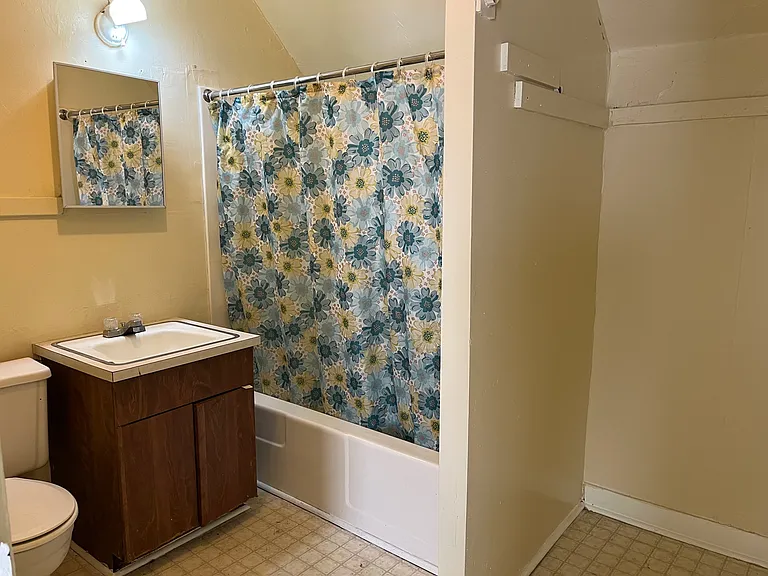 929 Grant Ave — Photo 2