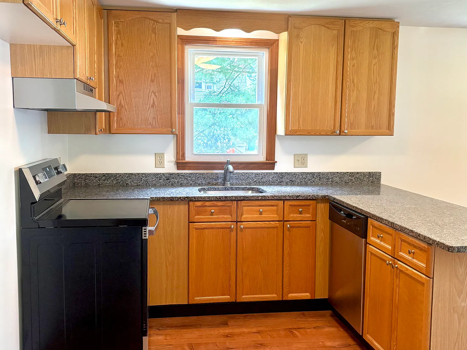 3 bed, 1.5 bath, 1300 sqft, $2,700 — Photo 2
