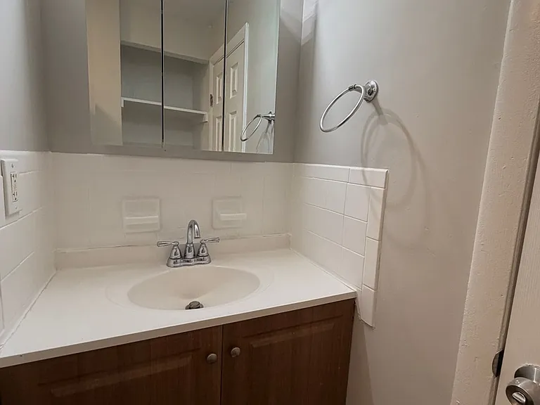 Harvard Street Apartments — Photo 14