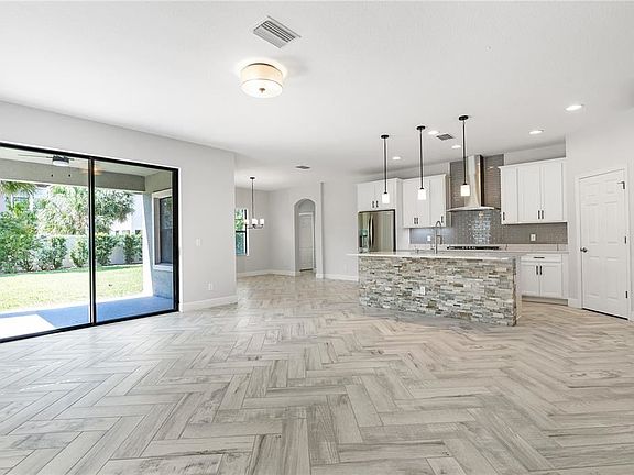 3rd image of 12806 Munro Ln