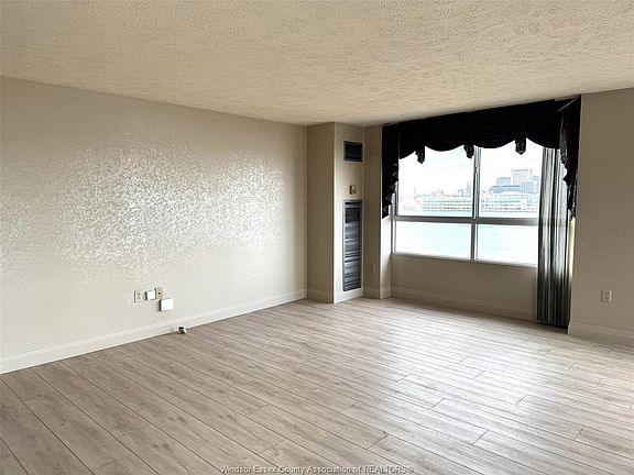 5th image of 75 Riverside Dr E #804