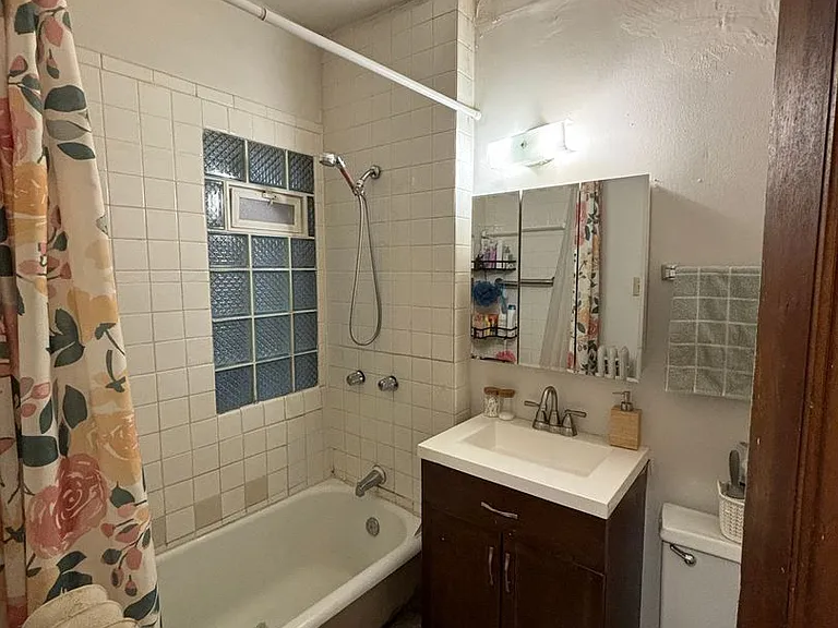 Newport Manor — Photo 15