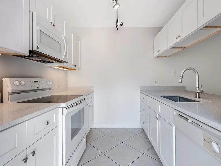 185 Charter Way — Photo 5
