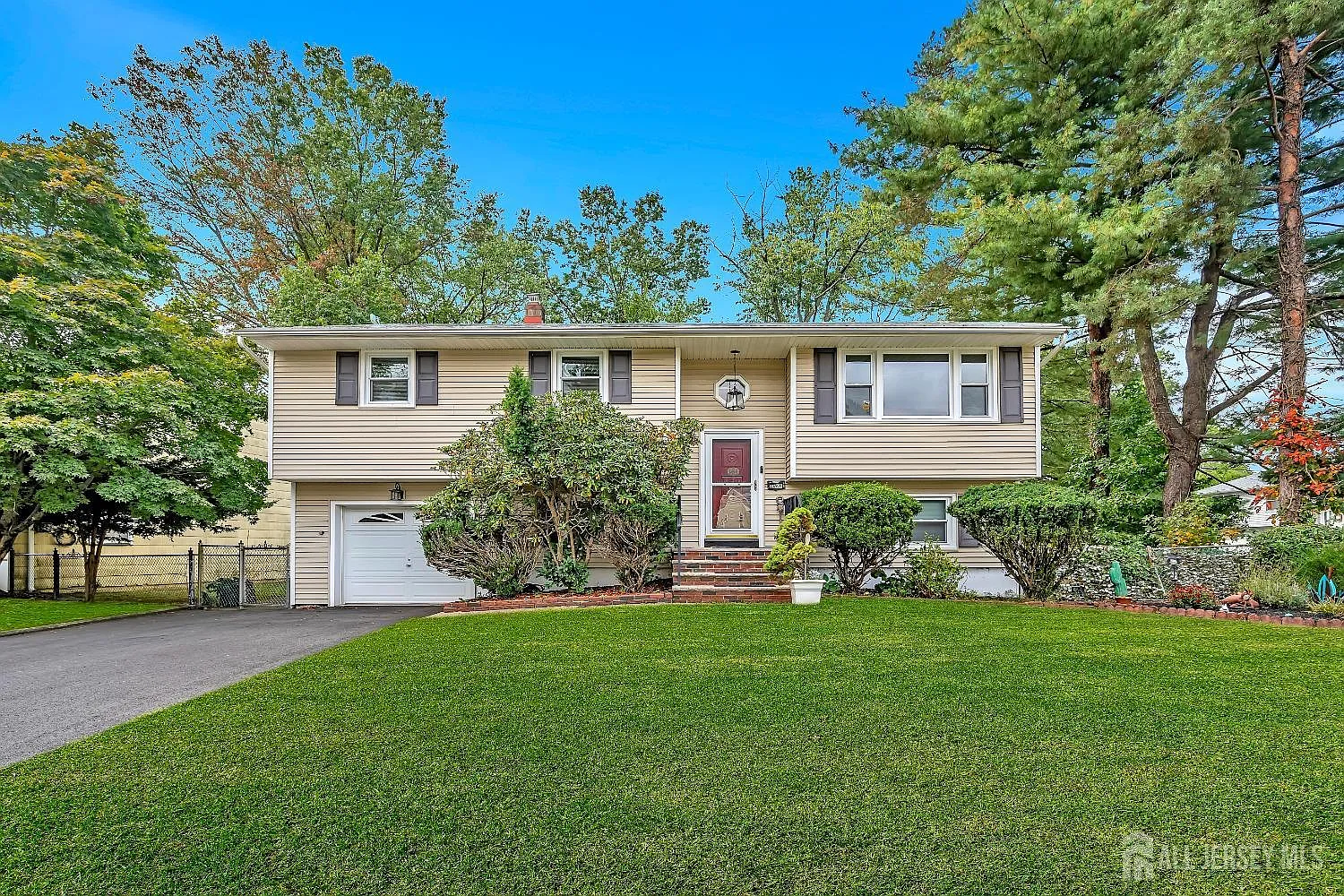 1460 Redwood Dr photo 1