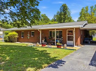 88 Lost Creek Dr, Flat Rock, NC 28731