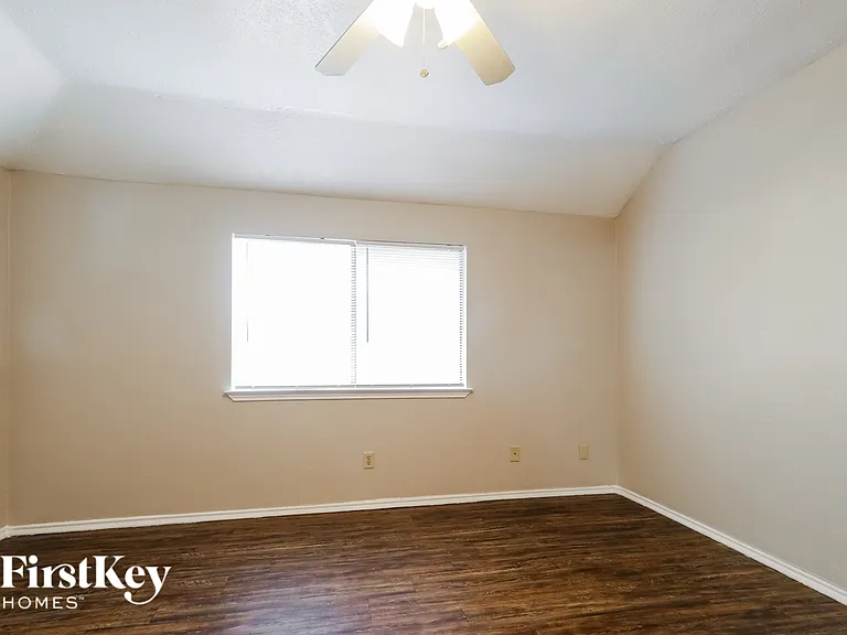 7447 Woodland West Dr — Photo 10
