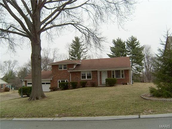 3rd image of 82 Decorah Dr