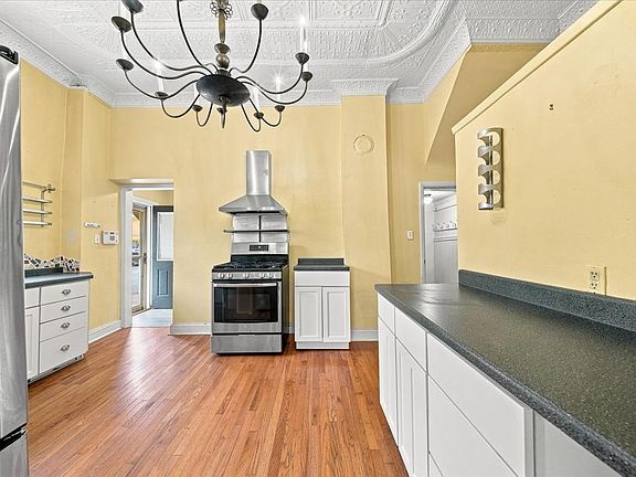 4th image of 1101 Sarah St