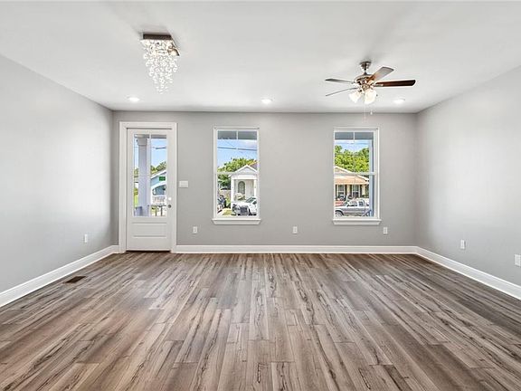 2nd image of 2516 Acacia St