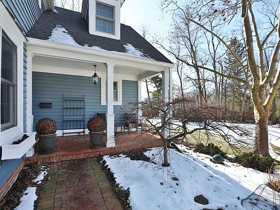 3rd image of 300 Greenbrier Ct