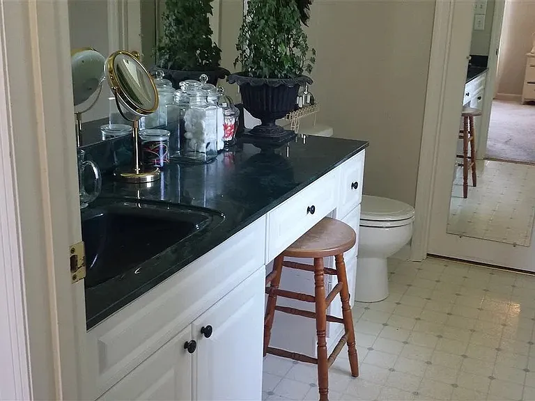 114 Mayfair Cir — Photo 9