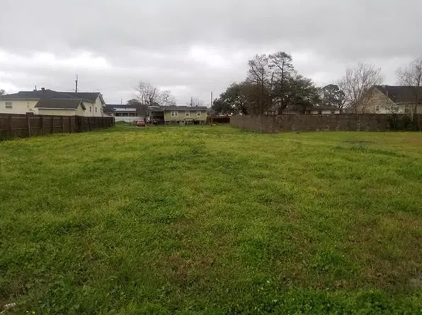 5133 Desire Dr, New Orleans, LA 70122