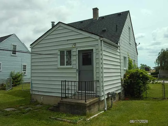 25627 Paige St — Photo 3