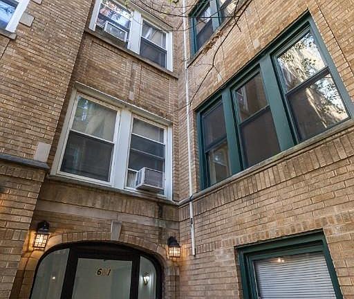 2nd image of 681 W Wrightwood Ave #818