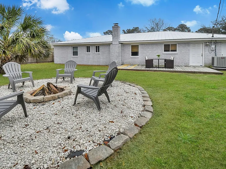 1015 Reita St — Photo 26