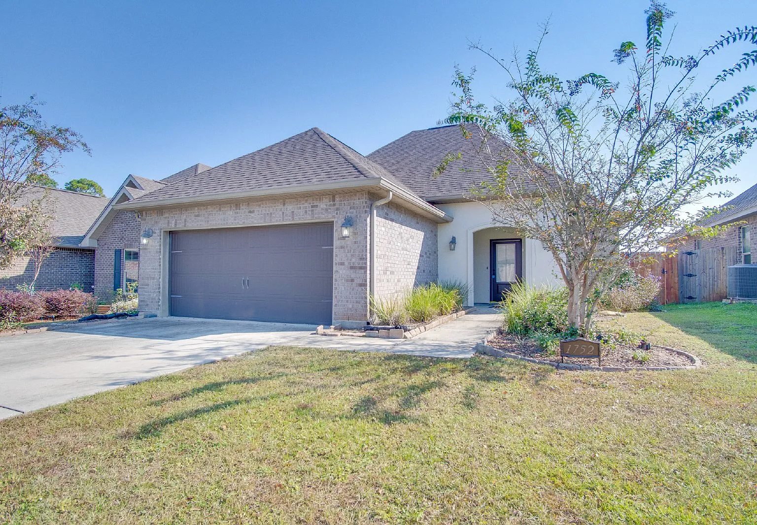 3 bed, 2.0 bath, 1974 sqft, $2,300 — Photo 1