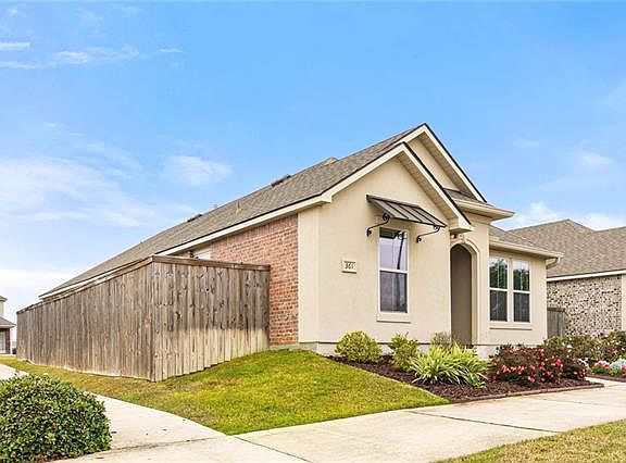 2nd image of 361 Lakeshore Vlg E