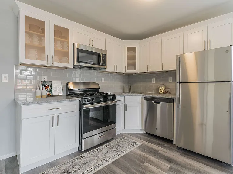 150 N Broadway St — Photo 3