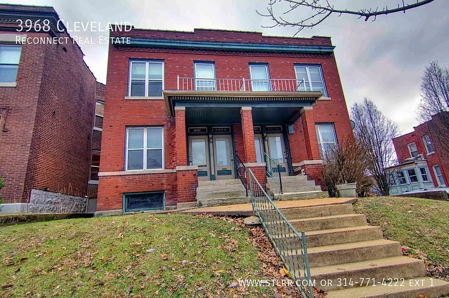 Very nice spacious 1 bedroom 1 bath with hardwood throughout and located in a great city neighbor... — Photo 2
