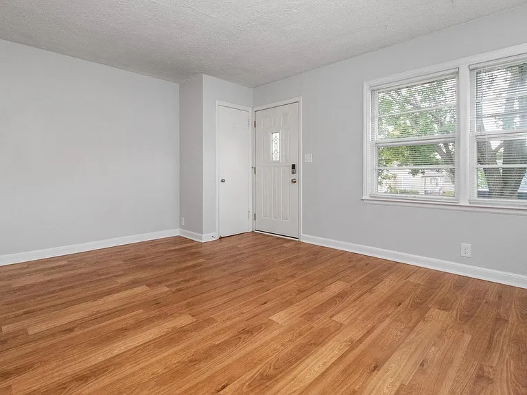 1413 Lake St NE — Photo 7