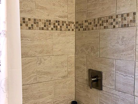 Tub with tile surround 