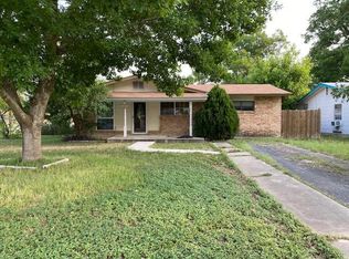 301 W Sabinal St, Uvalde, TX 78801