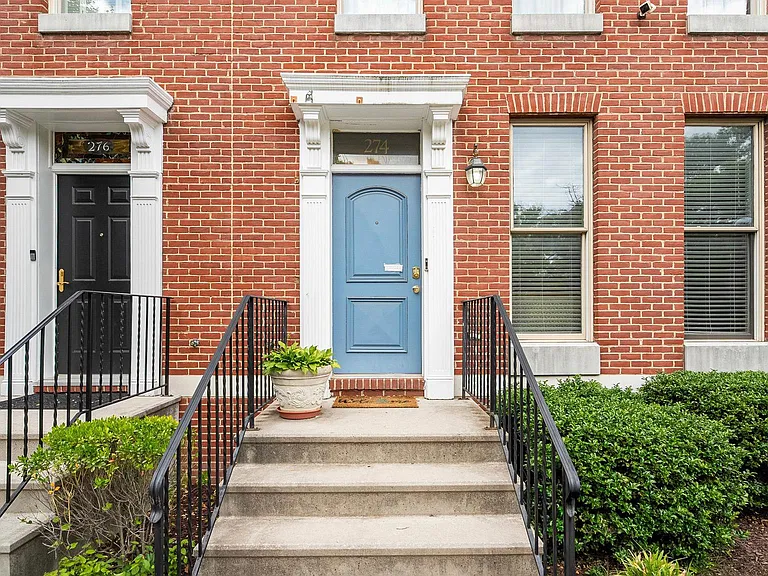 274 Robert St — Photo 2