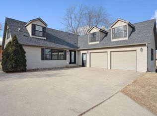 2323 Birchwood Dr, Dubuque, IA 52002