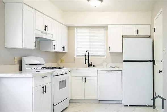 3 bed, 900 sqft, $2,300 — Photo 2