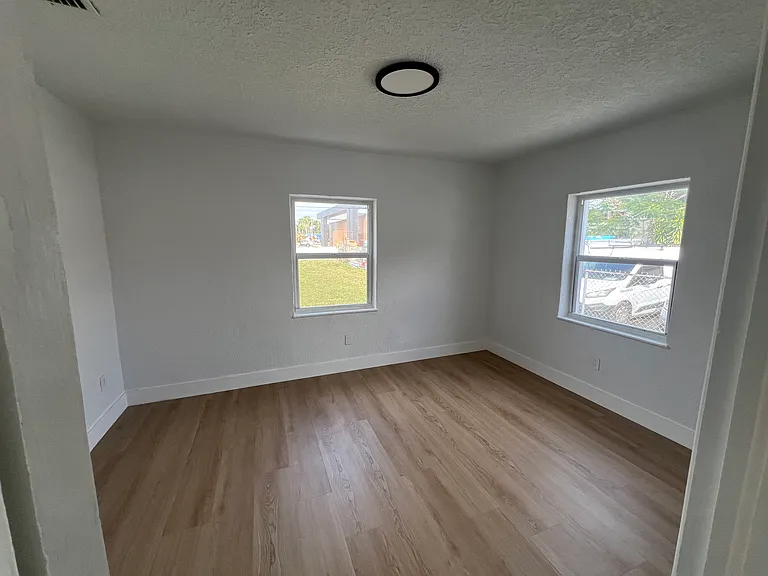 1122 N 17th Ct — Photo 4