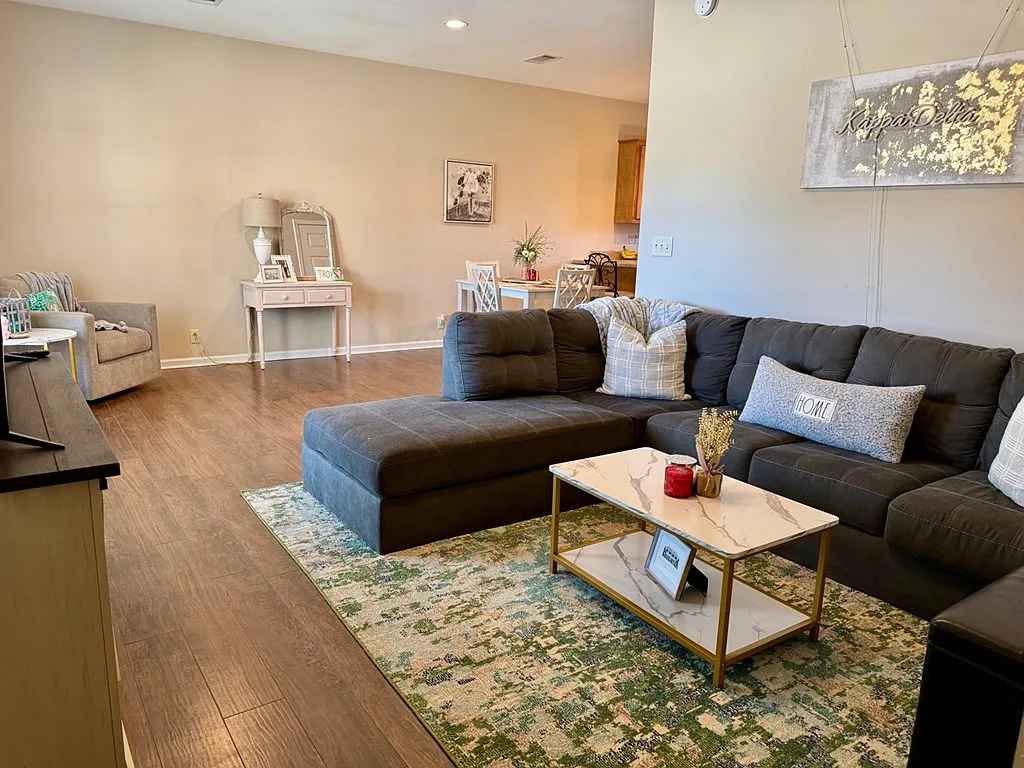 Building Photo - 1402 Park St #72