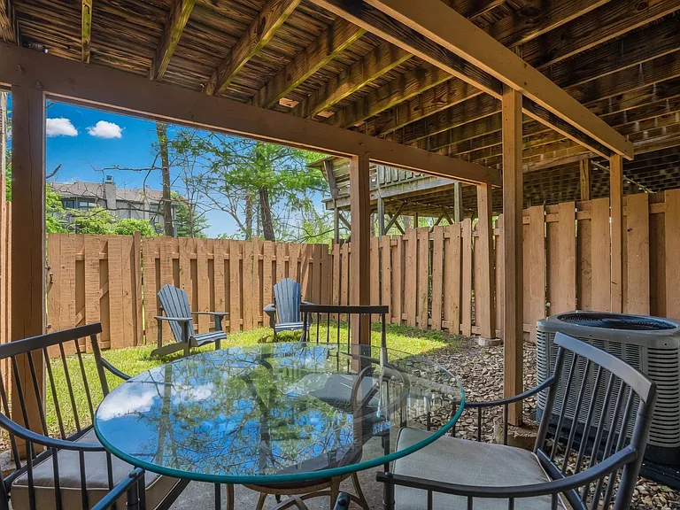 2028 Falling Brook Dr — Photo 33