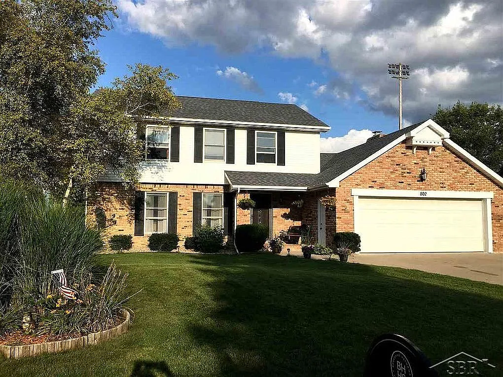 802 Pilgrim Dr E photo 1