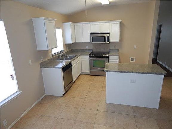 4th image of 2301 Hampton Dr
