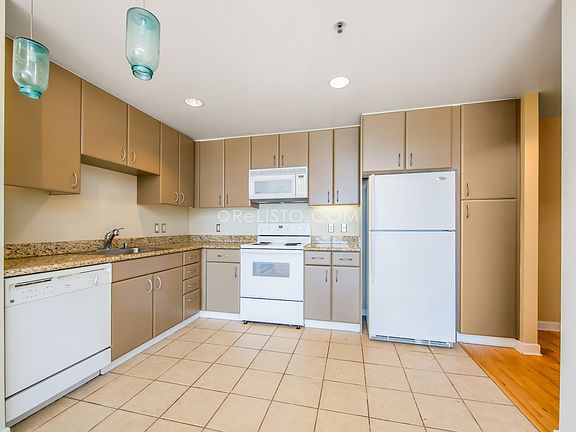 3rd image of 260 King St Unit 755