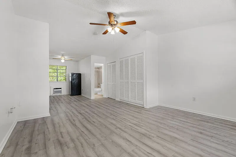 Studio, 1.0 bath, 425 sqft, $995 — Photo 3