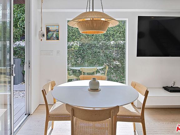 4th image of 2904 Beach Ave