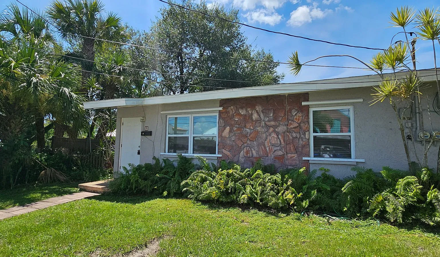 Cocoa Village Duplex Bungalow Including Water. — Photo 1