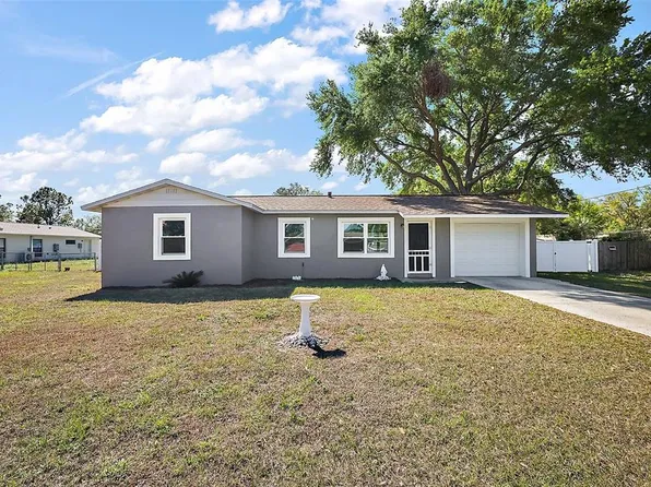 900 Maple Ave, Fruitland Park, FL 34731