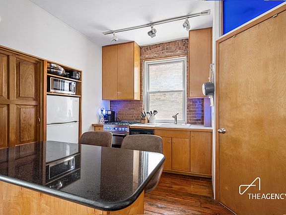 3rd image of 334 W 17th St APT 4R