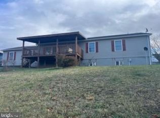 35 Waterstone Ln, Berkeley Springs, WV 25411