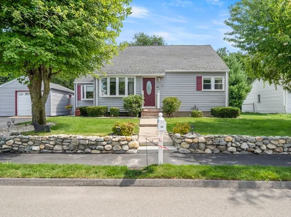 14 Richard Cir, Woburn, MA 01801