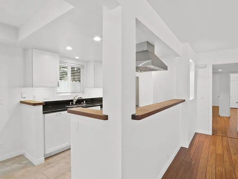 317 1/2 Heliotrope Ave — Photo 9