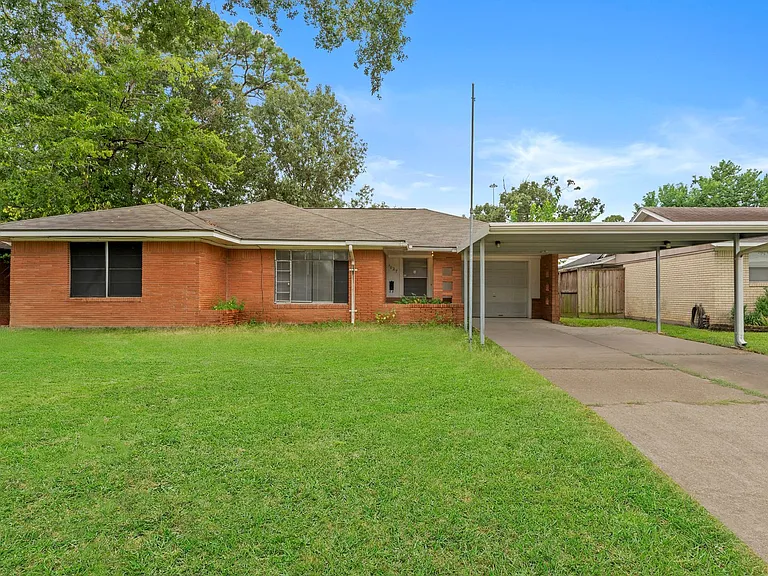 1027 Stonecrest Dr — Photo 1
