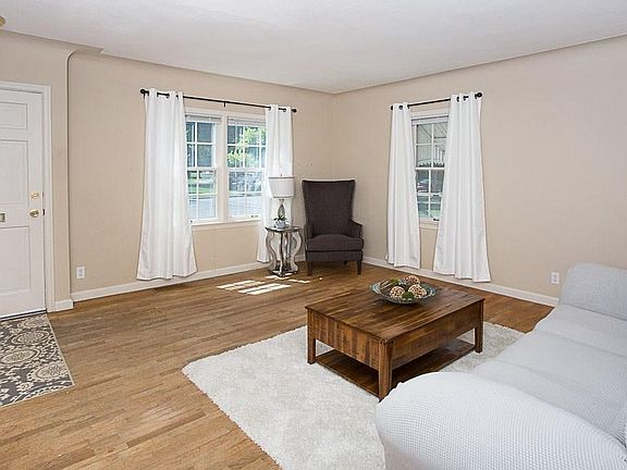 3rd image of 523 Terry Ave