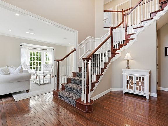3rd image of 302 Bunker Hill Dr