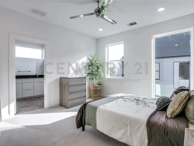 427 W 10th St #303 — Photo 8