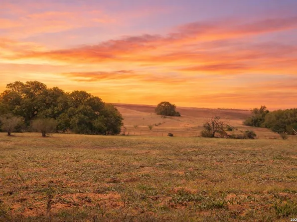 2141 County Road 132, Floresville, TX 78114
